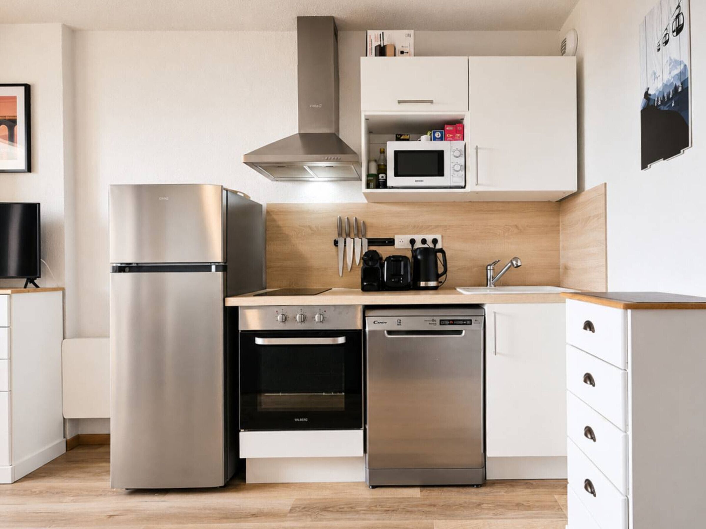 Refrigerador, horno, lavavajillas y cafetera y tetera 