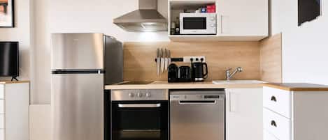 Refrigerador, horno, lavavajillas y cafetera y tetera