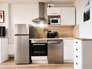 Een koelkast, een oven, een vaatwasser, een koffiezetapparaat/waterkoker