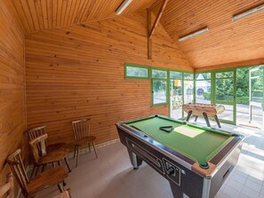 Games room - Cozy mobile home for 2 with terrace (Isle-et-Bardais)