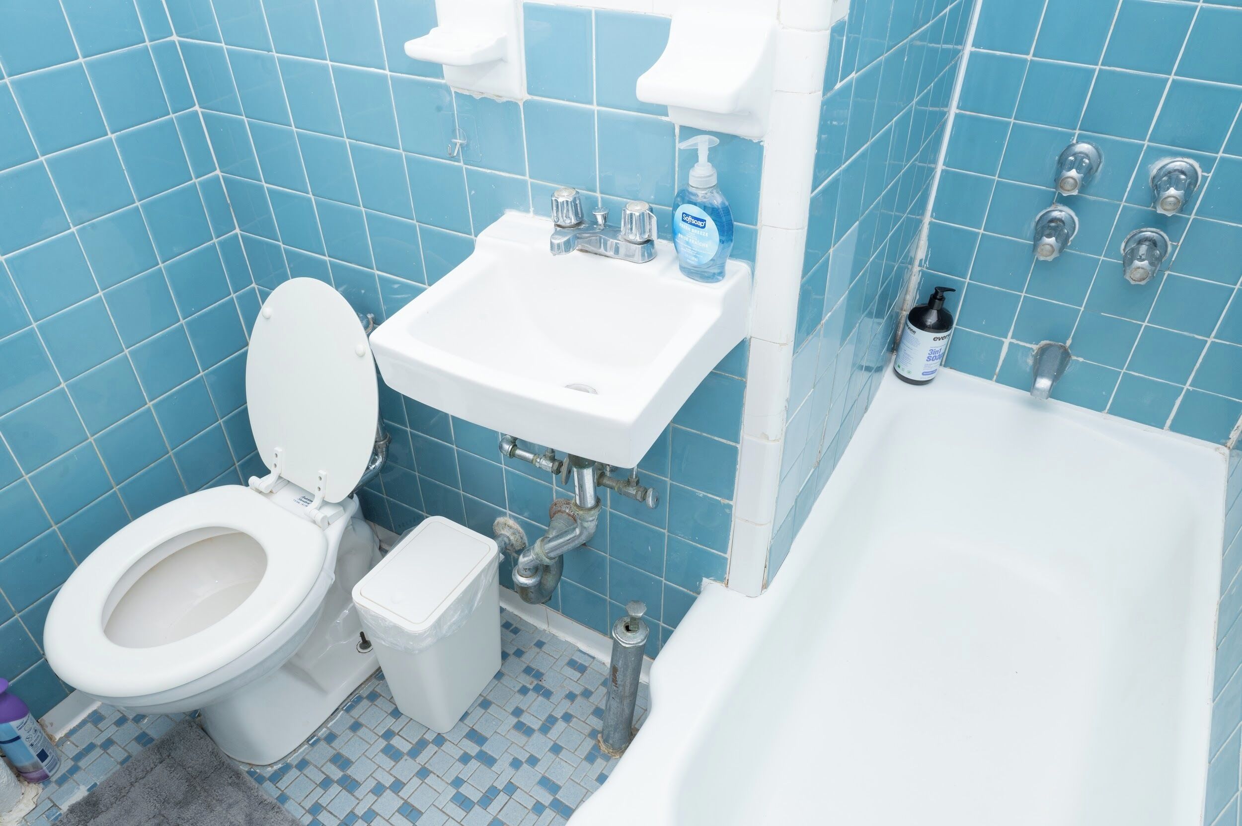 Secador de pelo, toallas, jabón, papel higiénico