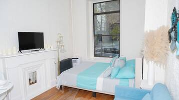 1 dormitorio, tabla de planchar con plancha, ropa de cama