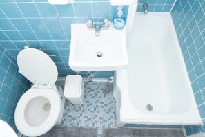 Haartrockner, Handtücher, Seife, Toilettenpapier