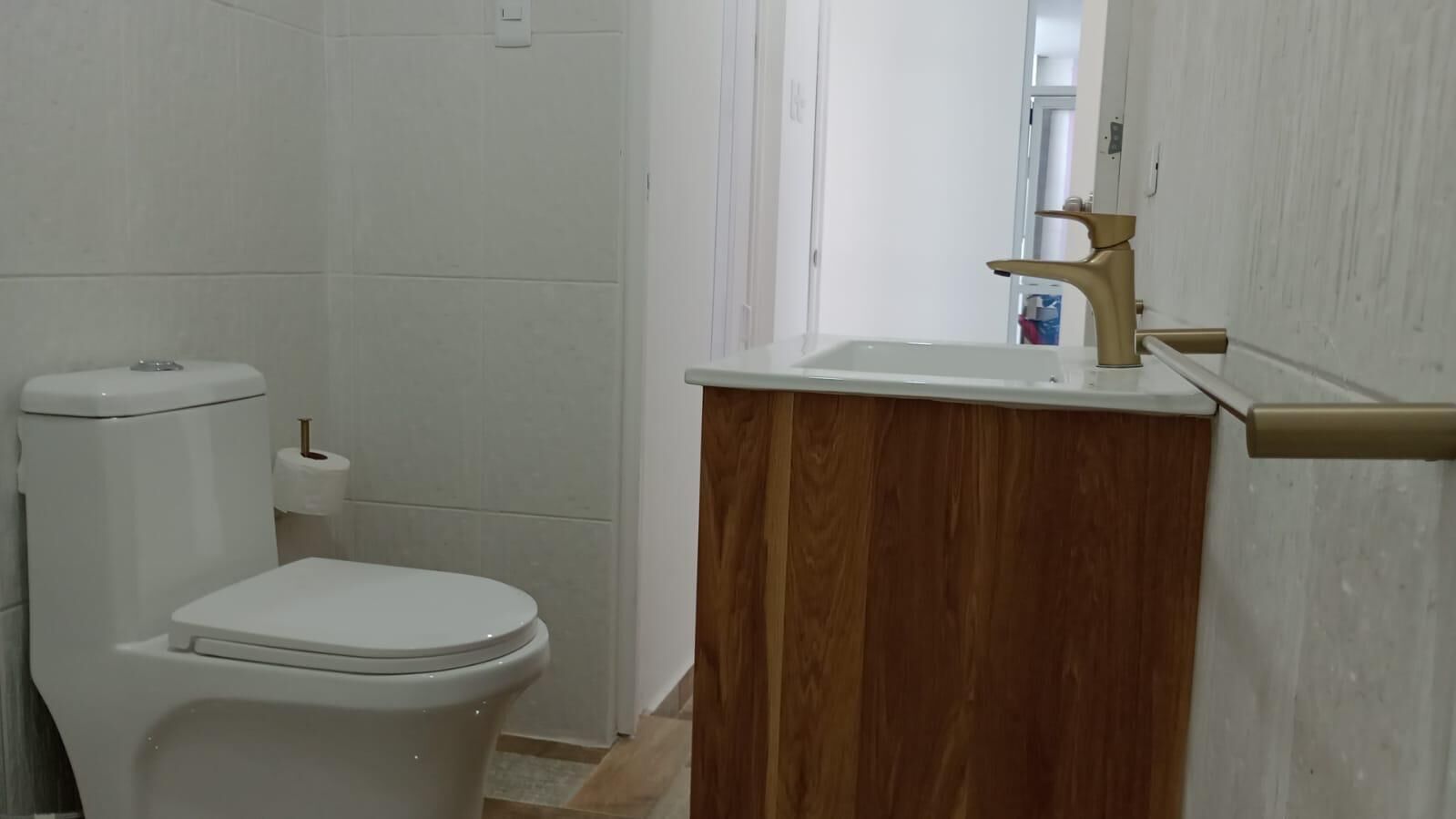 Chuveiro, secador de cabelo, toalhas de banho, sabonete