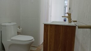 Chuveiro, secador de cabelo, toalhas de banho, sabonete