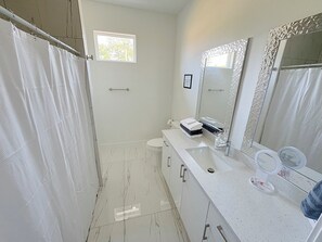 Shower, hair dryer, towels, soap - Enjoyable 1-bedroom house in charming Lehigh Acres/Fort Myers (Lehigh Acres)