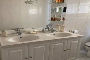 Shower, hair dryer, towels - Comfortable vacation home, near beach and Montpellier, ideal for families (Pérols)