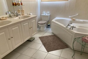 Shower, hair dryer, towels - Comfortable vacation home, near beach and Montpellier, ideal for families (Pérols)