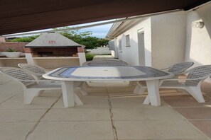 Outdoor dining - Comfortable vacation home, near beach and Montpellier, ideal for families (Pérols)