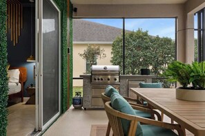 Outdoor dining - Luxury 4BR Villa Golf View /Theater/Huge Pool&Spa (Davenport)