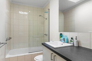 Dusche, Haartrockner, Handtücher, Shampoo