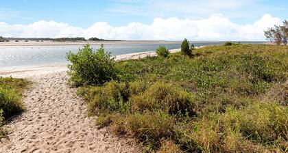 The Palms - Beach Retreat With Pool, Garden, BBQ