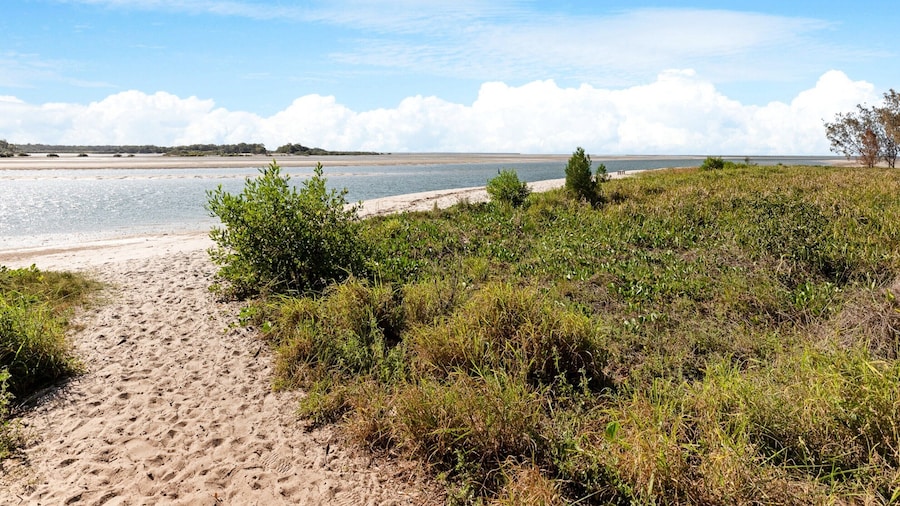 The Palms - Beach Retreat With Pool, Garden, BBQ