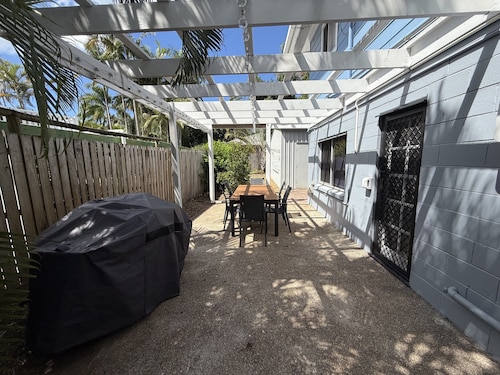 The Palms - Beach Retreat With Pool, Garden, BBQ