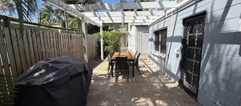 The Palms - Beach Retreat With Pool, Garden, BBQ