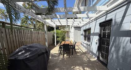 The Palms - Beach Retreat With Pool, Garden, BBQ