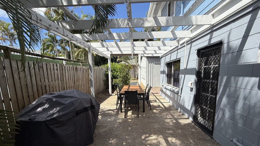 The Palms - Beach Retreat With Pool, Garden, BBQ