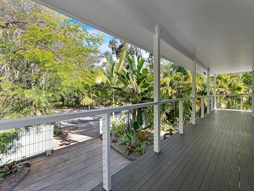 The Palms - Beach Retreat With Pool, Garden, BBQ