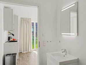 Fridge, microwave, dishwasher, cookware/dishes/utensils