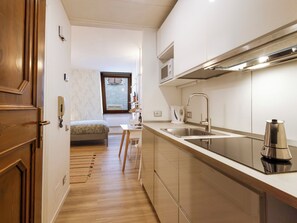 Fridge, microwave, cookware/dishes/utensils - Studio T by Interhome (Bormio)