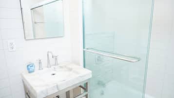 Secador de pelo, toallas, jabón y papel higiénico