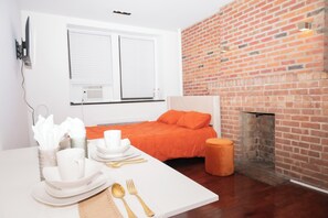 Room - West2 Village47 Getaway - Subway & Local Cafés (New York)