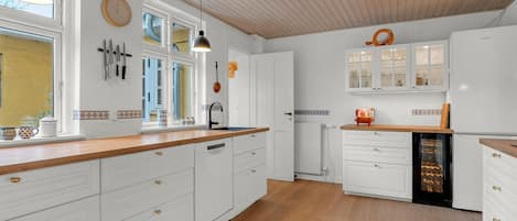 Refrigerador, microondas, lavavajillas y utensilios de cocina