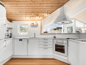 Kühlschrank, Mikrowelle, Geschirrspüler, Kochgeschirr/Geschirr/Besteck