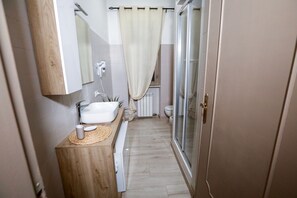 Shower, hair dryer, bidet, towels - Da Vinci Apartment Fiumicino (Fiumicino)