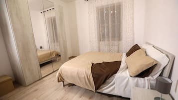 3 bedrooms, in-room safe, free WiFi, bed sheets