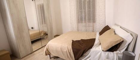 3 bedrooms, in-room safe, free WiFi, bed sheets