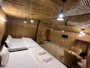 خزنة داخل الغرفة ومكواة/لوح كي