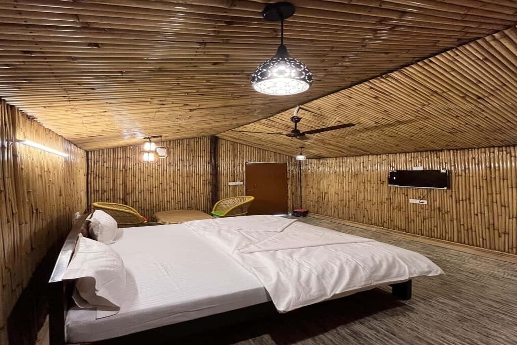 デラックス ダブルルーム キングベッド 1 台 バルコニー ガーデンビュー | セーフティボックス (室内)、アイロン / アイロン台