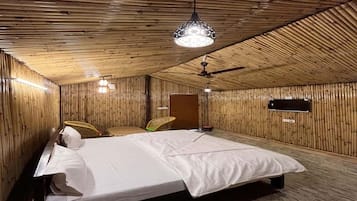 Deluxe Double Room, 1 King Bed, Balcony, Garden View | In-room safe, iron/ironing board