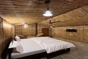 Habitación Deluxe doble, 1 cama de matrimonio grande, balcón, vistas al jardín | Caja fuerte y tabla de planchar con plancha