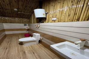 تجهيزات دش، خف للقدمين، مناشف، شامبو