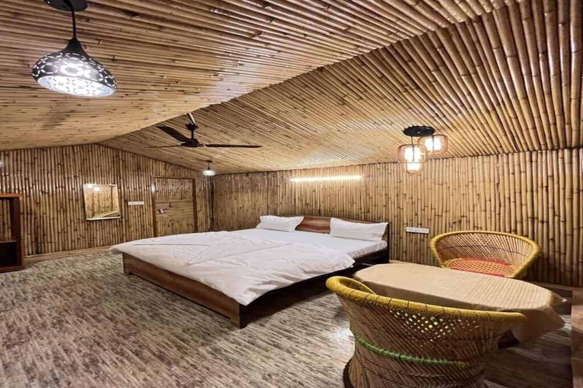 Deluxe Double Room, 1 King Bed, Balcony, Garden View | In-room safe, iron/ironing board