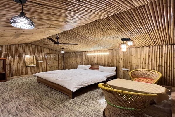 Habitación Deluxe doble, 1 cama de matrimonio grande, balcón, vistas al jardín | Caja fuerte y tabla de planchar con plancha