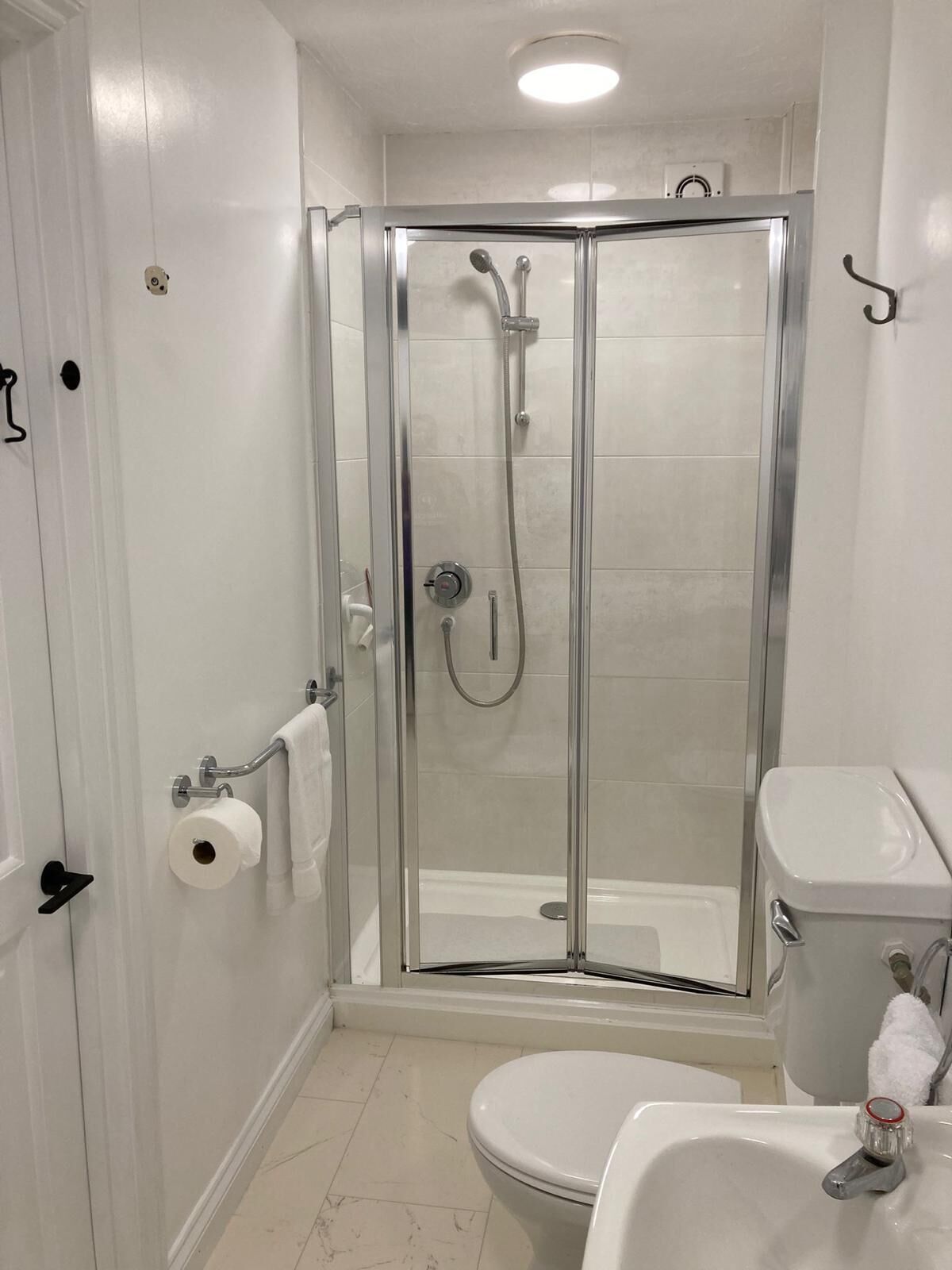 Een douche, een haardroger, handdoeken, zeep