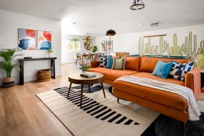 House - Chic Home With Backyard Oasis Pool Game Room (Phoenix)
