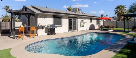 4 عدّة غرف نوم وخدمة الإنترنت