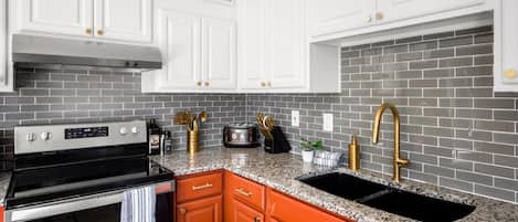 4 عدّة غرف نوم وخدمة الإنترنت