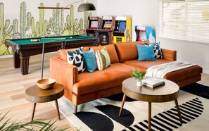 House | 4 bedrooms, Internet - Chic Home With Backyard Oasis Pool Game Room (Phoenix)