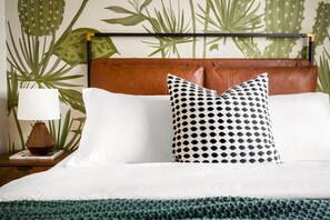 House | 4 bedrooms, Internet - Chic Home With Backyard Oasis Pool Game Room (Phoenix)