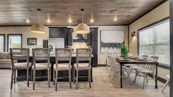 Suite | 5 bedrooms, Internet