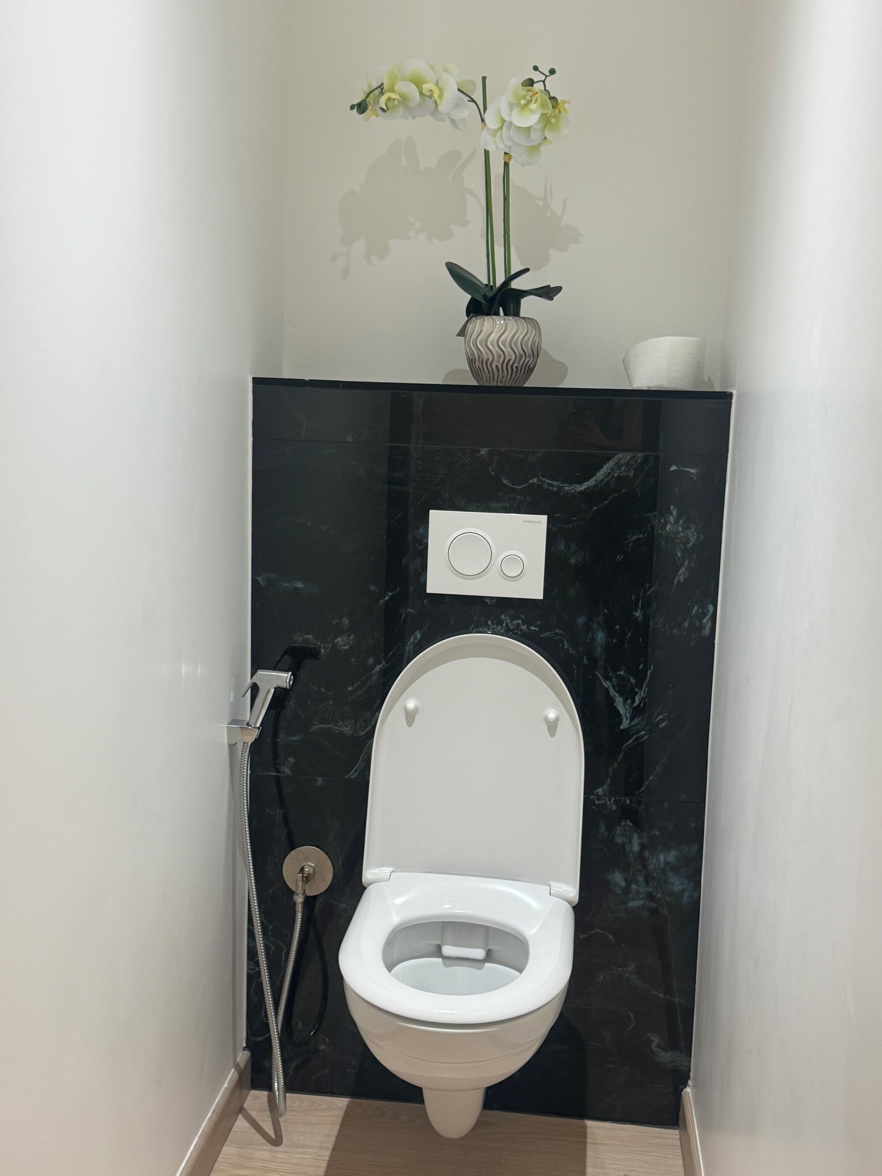 Douche, sèche-cheveux, bidet, serviettes fournies