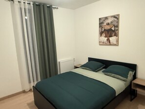 Fer et planche à repasser, accès Internet, draps fournis