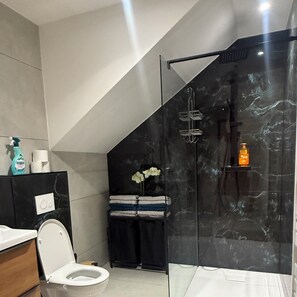 Douche, sèche-cheveux, bidet, serviettes fournies