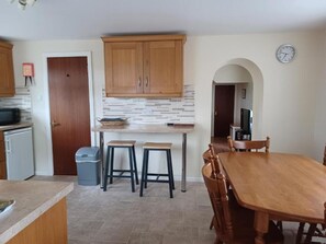 Dining - Portrush Country Cottage with sea views. Perfectly situated for sightseeing. (Coleraine)