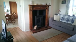 Living area - Portrush Country Cottage with sea views. Perfectly situated for sightseeing. (Coleraine)